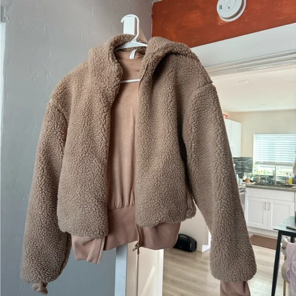 Summit Teddy Jacket Fabletics - Picture 7 of 9